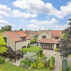 Prospect House, Treetops Suite, Wombleton Village Nawton